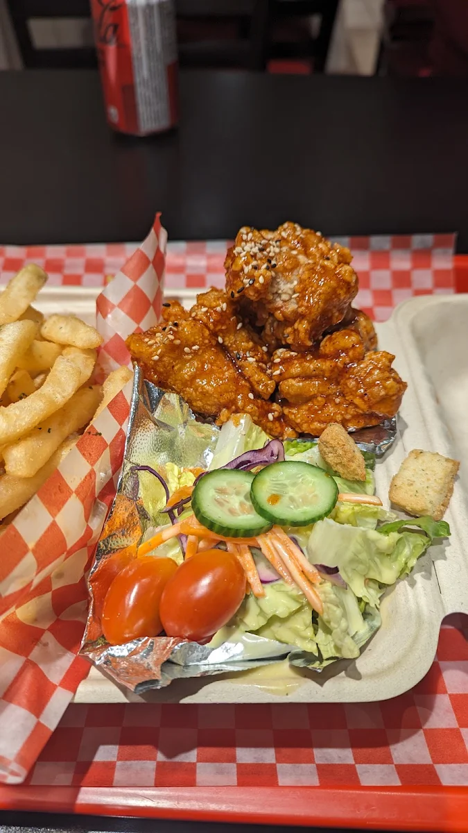 Poulet Frit Coréen Avec Riz Et Salade Sauce Sucré Et Épicée, Korean Restaurant Hodadak