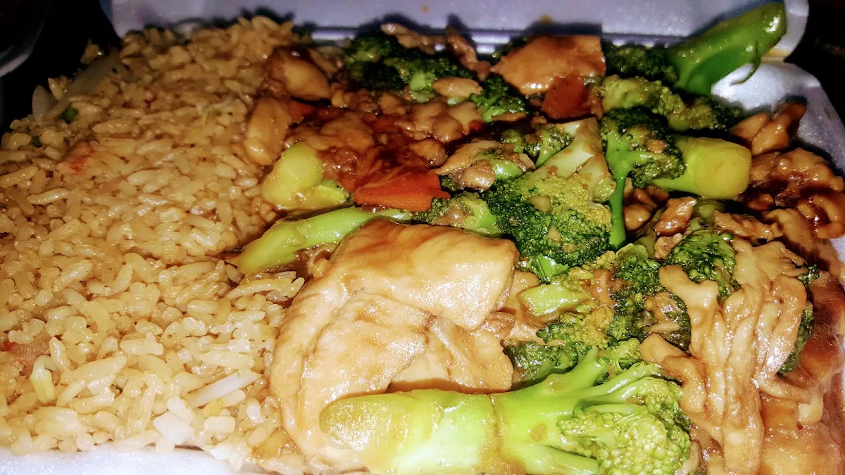 Chicken with Broccoli Combination Comes with an Egg Roll