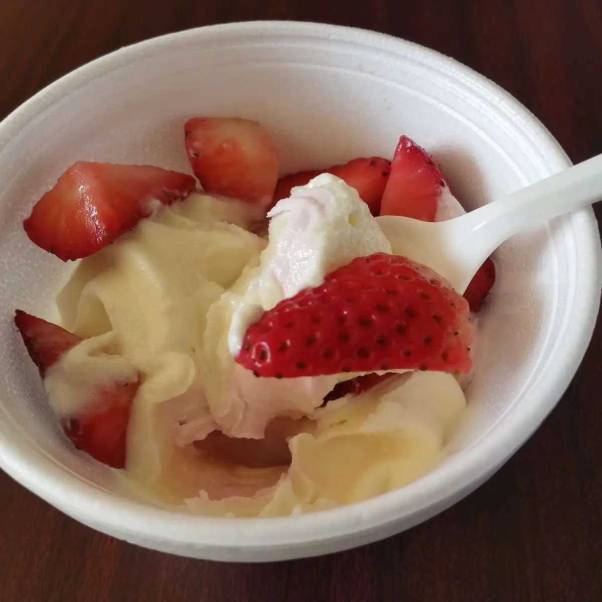 Creamy Vanilla Yogurt and Strawberries