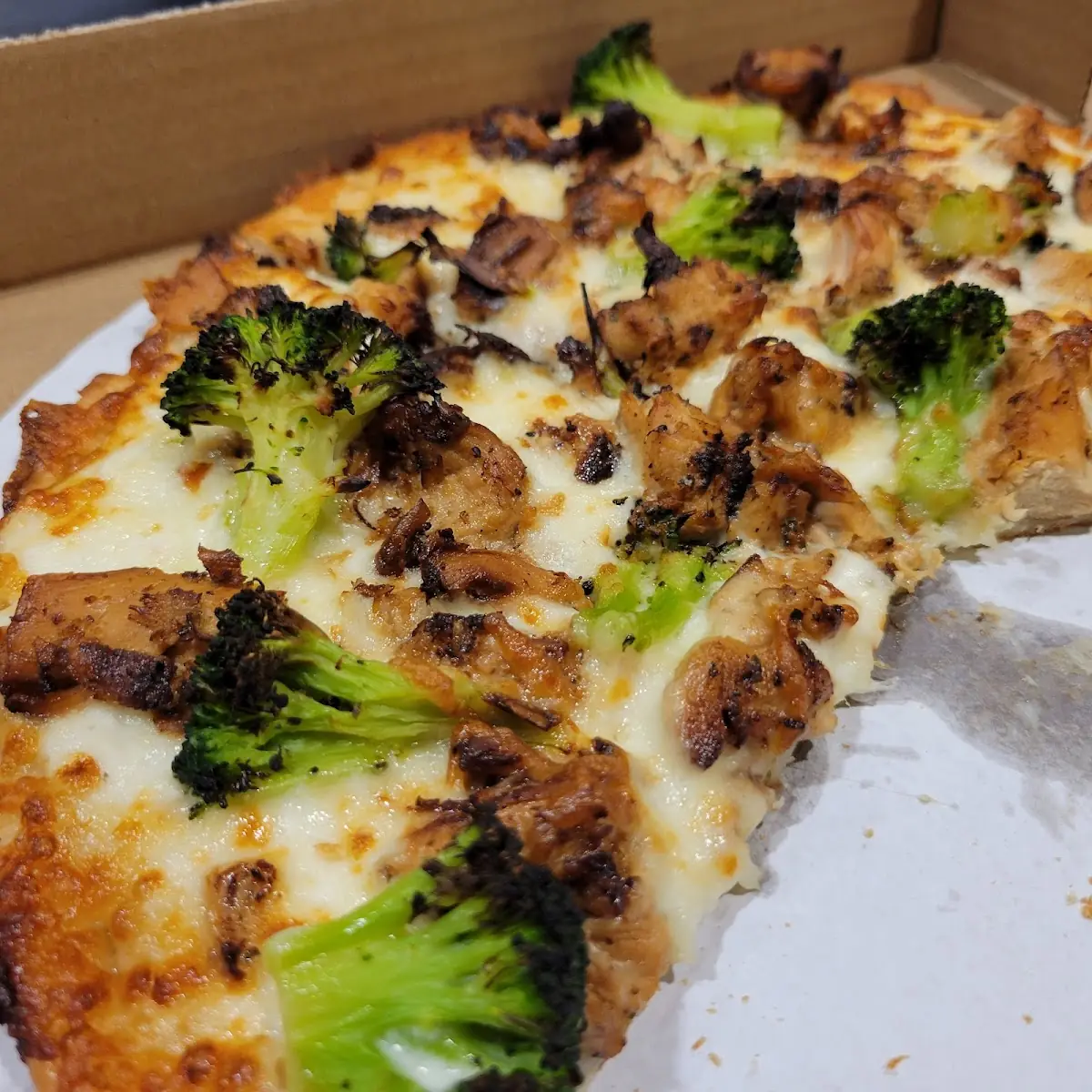 Chicken Broccoli Alfredo Pizza