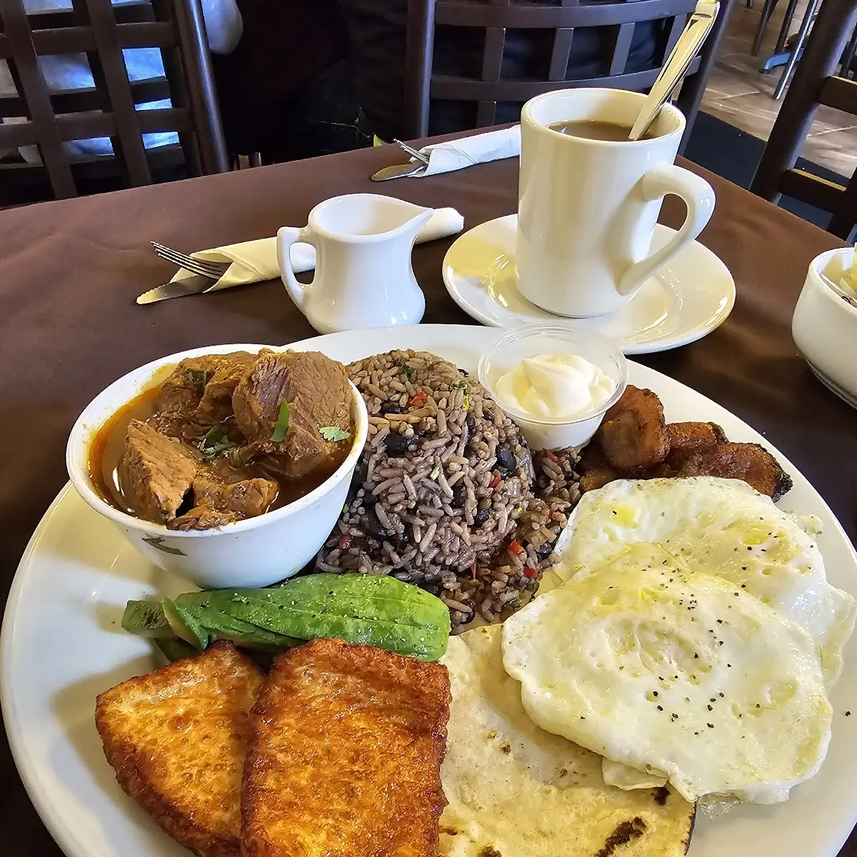 Gallo Pinto Con Carne En Salsa