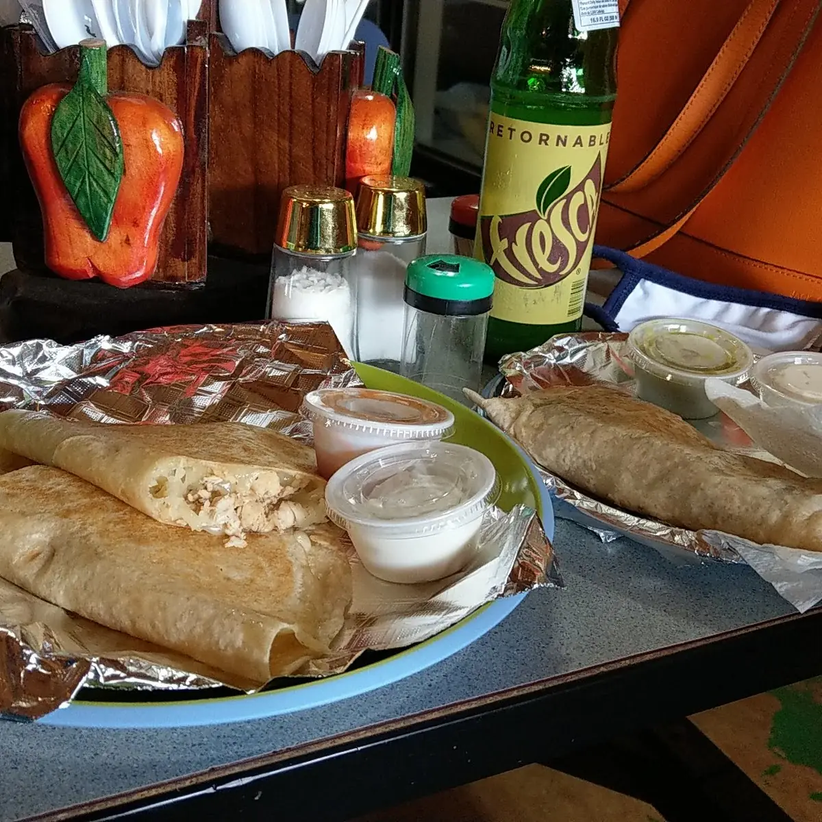 Quesadilla Con Pollo Y Burrito Con Pollo