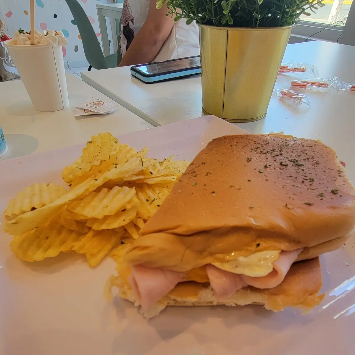 Sandwich De Jamón Queso Y Huevo
