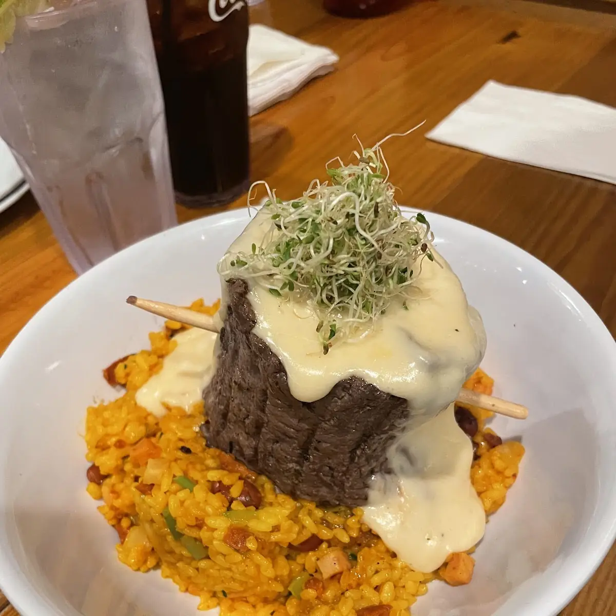 Churrasco En Salsa de Queso Relleno de Mofongo de Maduros En Una Alfombra de Mamposteao