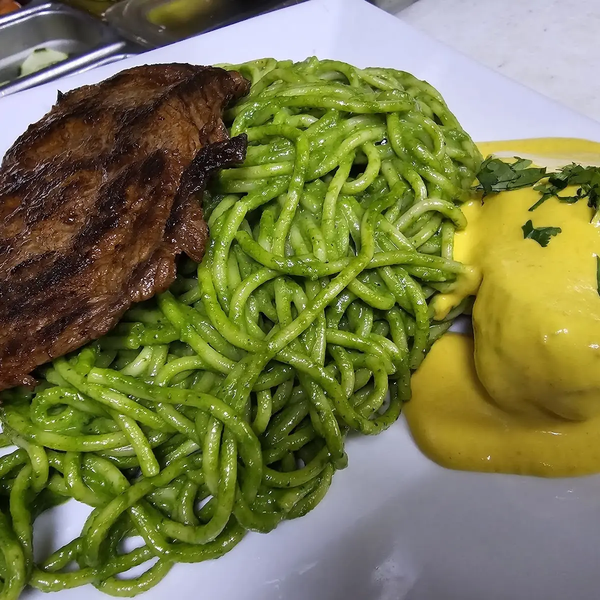 Tallarines Verdes Con Chuleta Y Huancaina