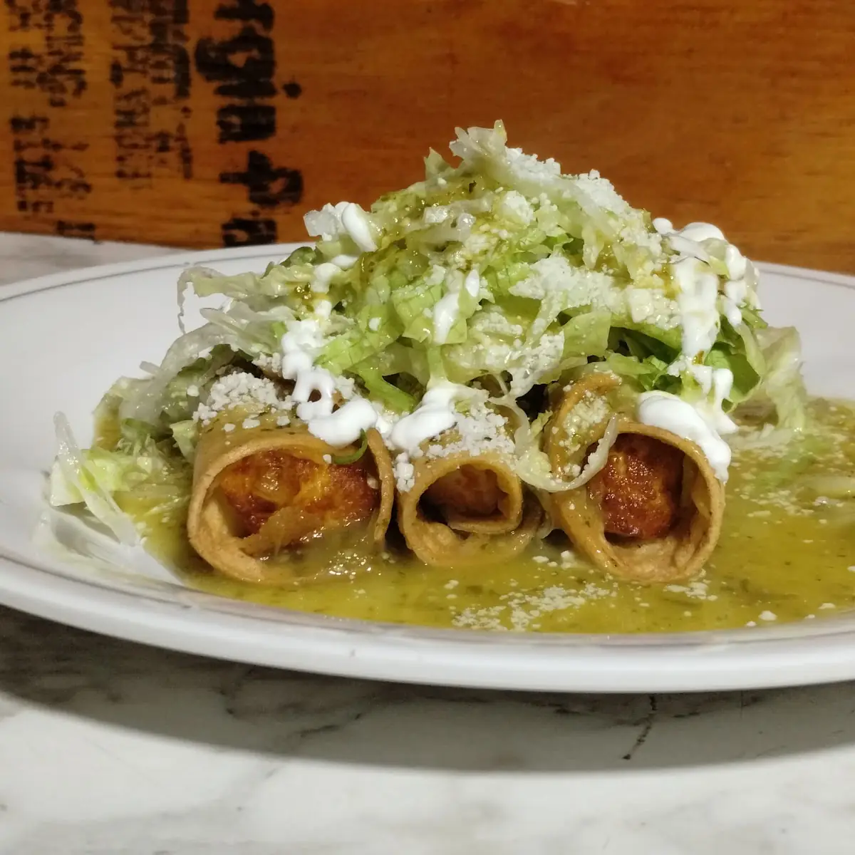 Tacos Dorados Con Salsa Verde