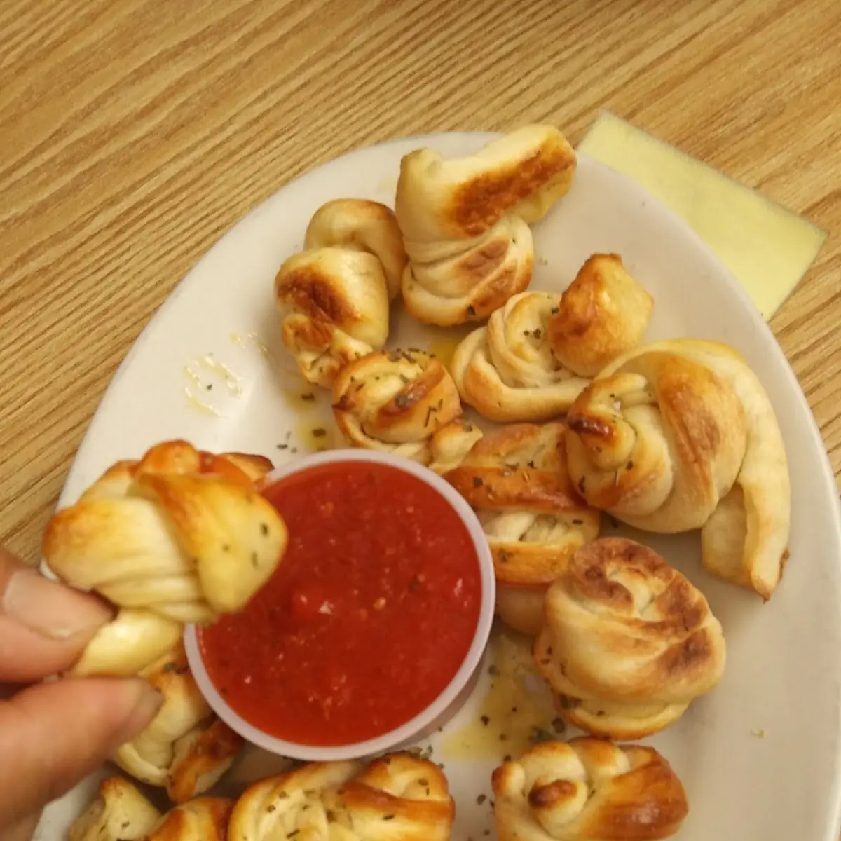 Gbread Knots Garlic Sauce