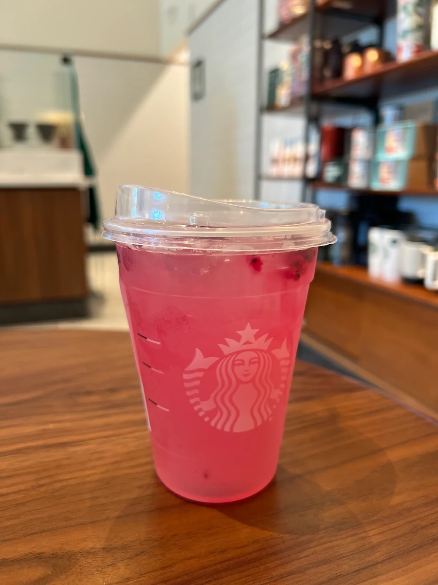 Grande Mango Dragonfruit Lemonade Refresher