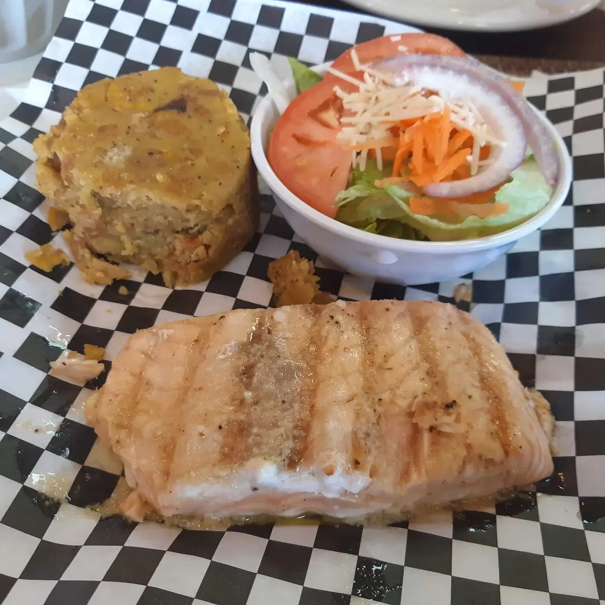 Salmón Con Mofongo Y Ensalada