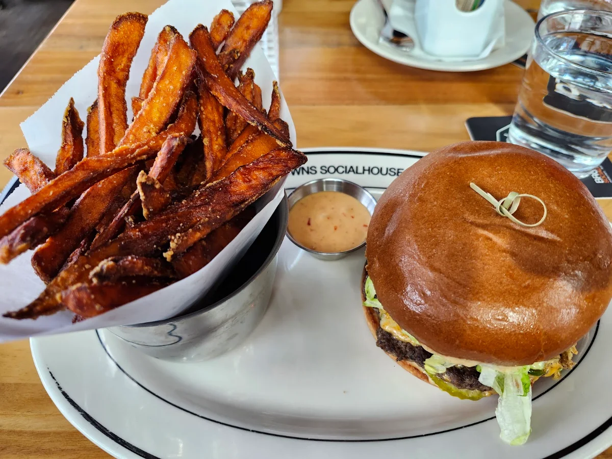 Jalapeño Queso Burger with Yam Fries & Spicy Chipotle Dip