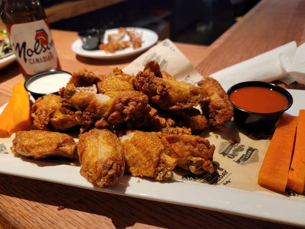 Great Wings, Gabby's - Isabella Hotel