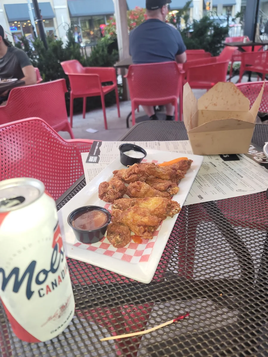 Hot Chicken Wings, Gabby's - Isabella Hotel