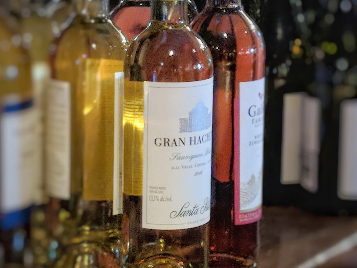 Wine, Gabby's - Isabella Hotel