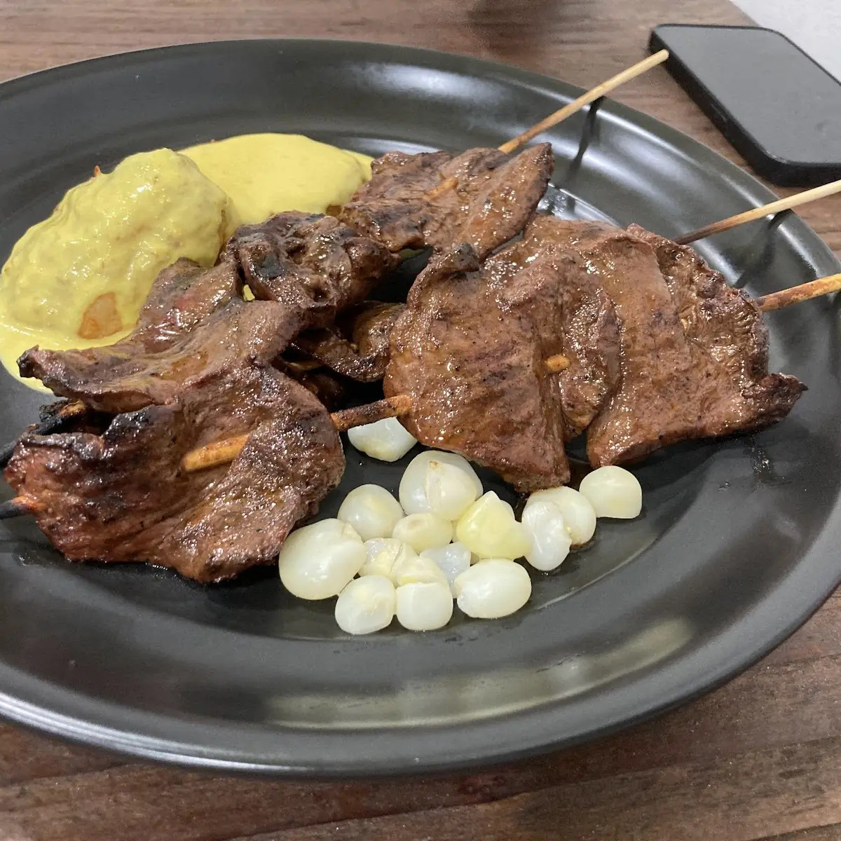 Anticuchos Con Choclo Y Papas Doradas