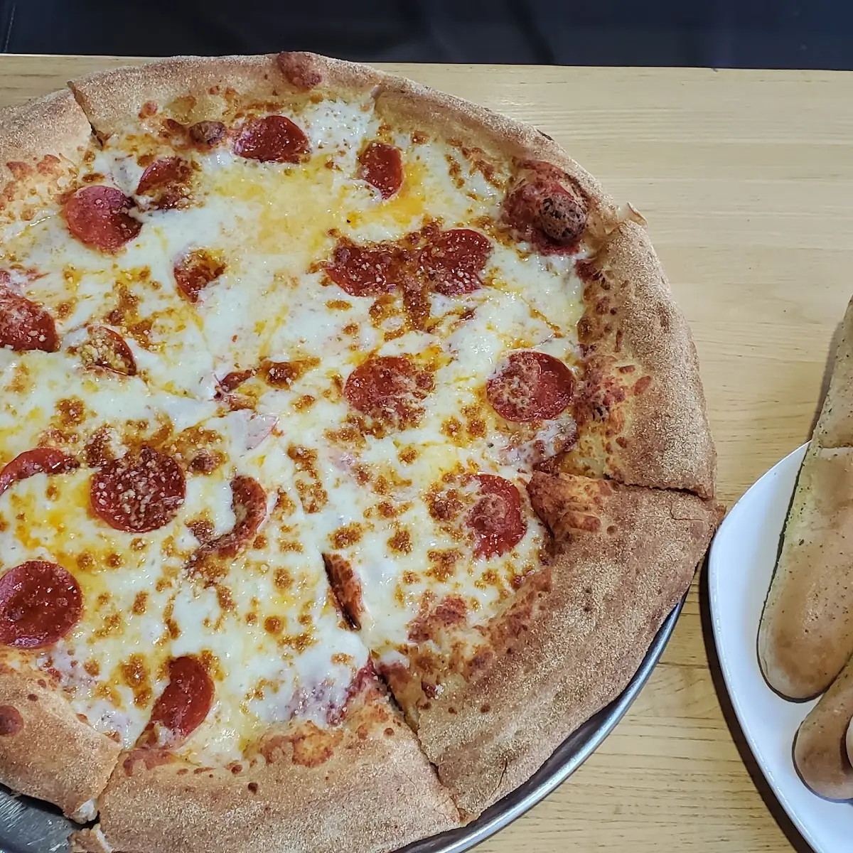 XL Pepperoni Pizza with Breadsticks