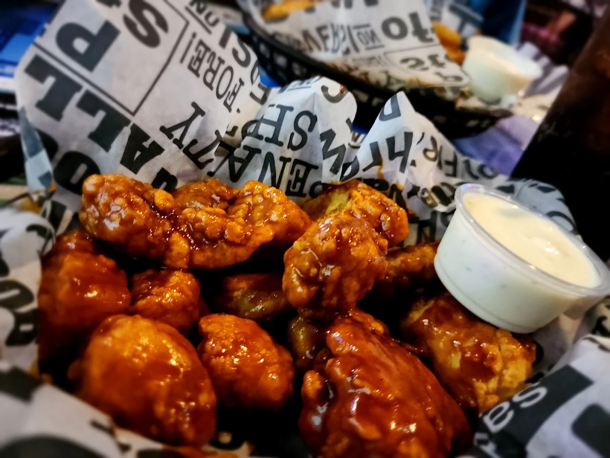 Fried Chicken Wings with Sauce