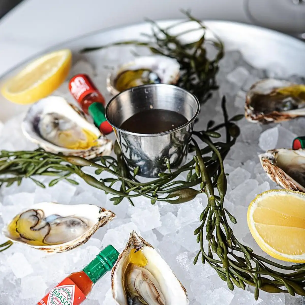 Fresh Oysters on Ice with Lemon