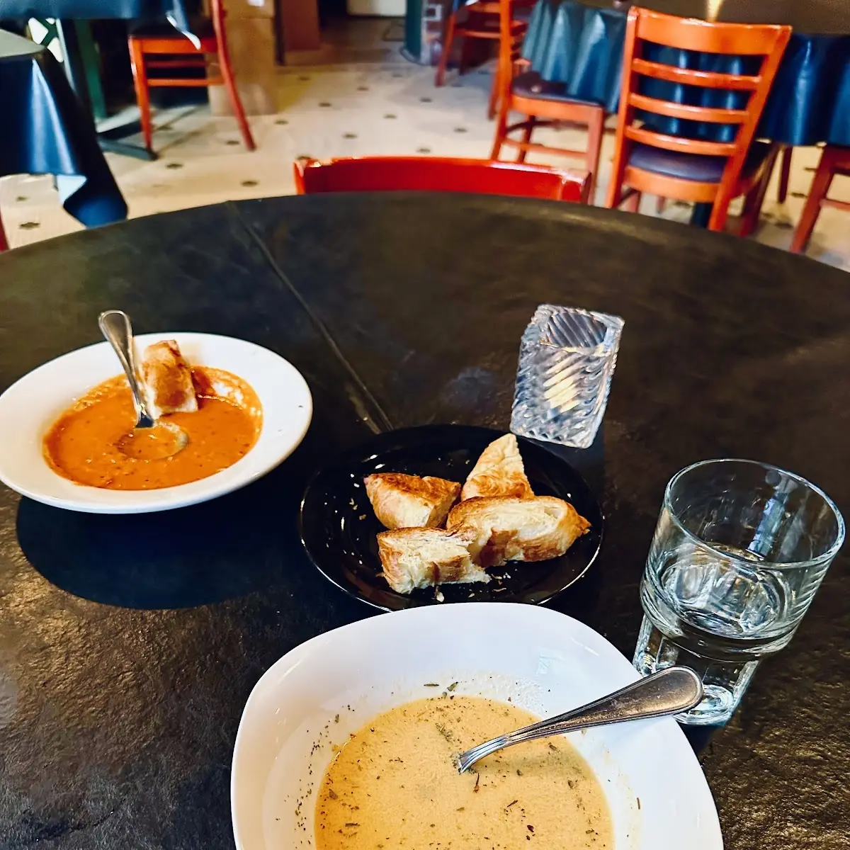 Lobster Bisque Red Pepper & Gouda