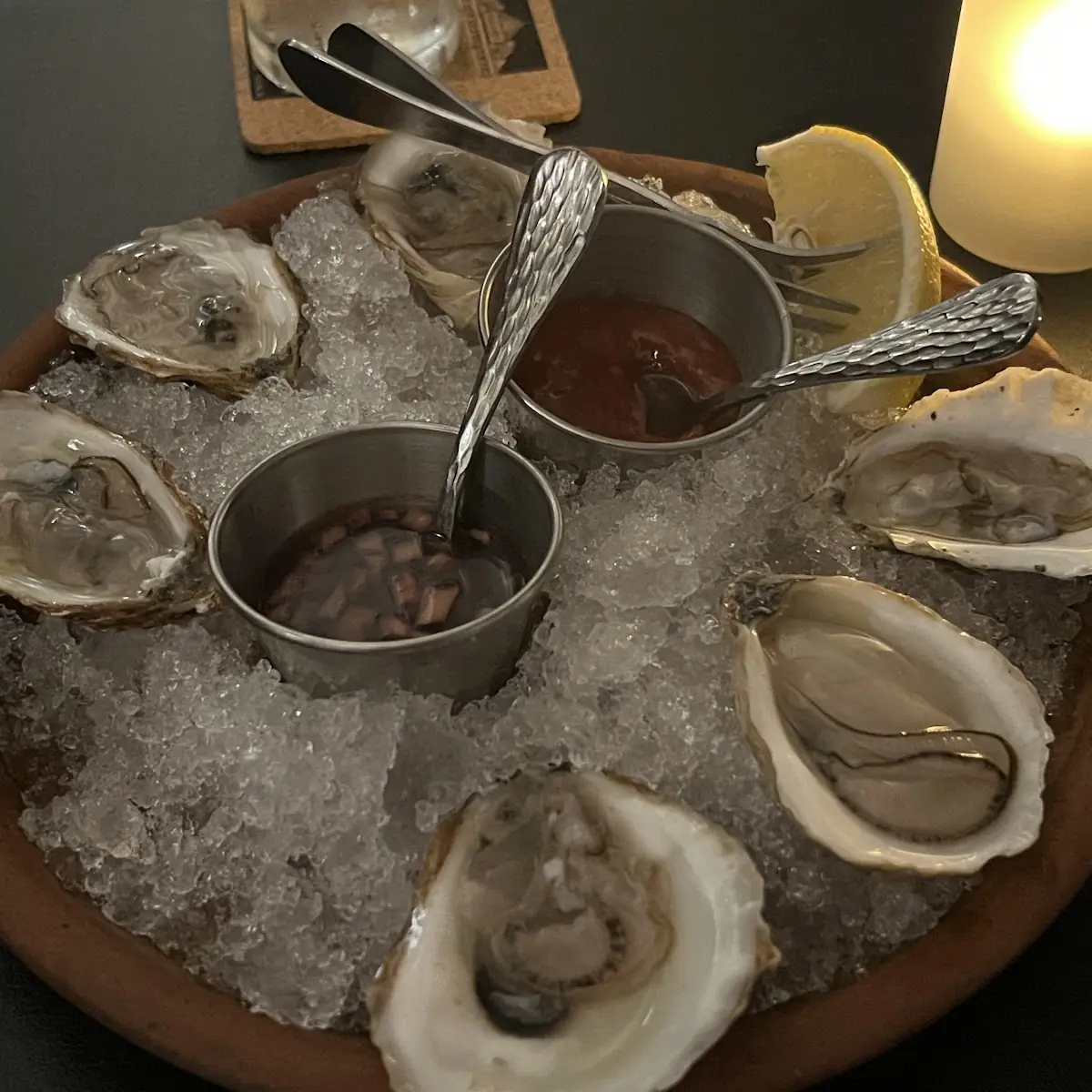 Fresh Oysters on Ice with Lemon