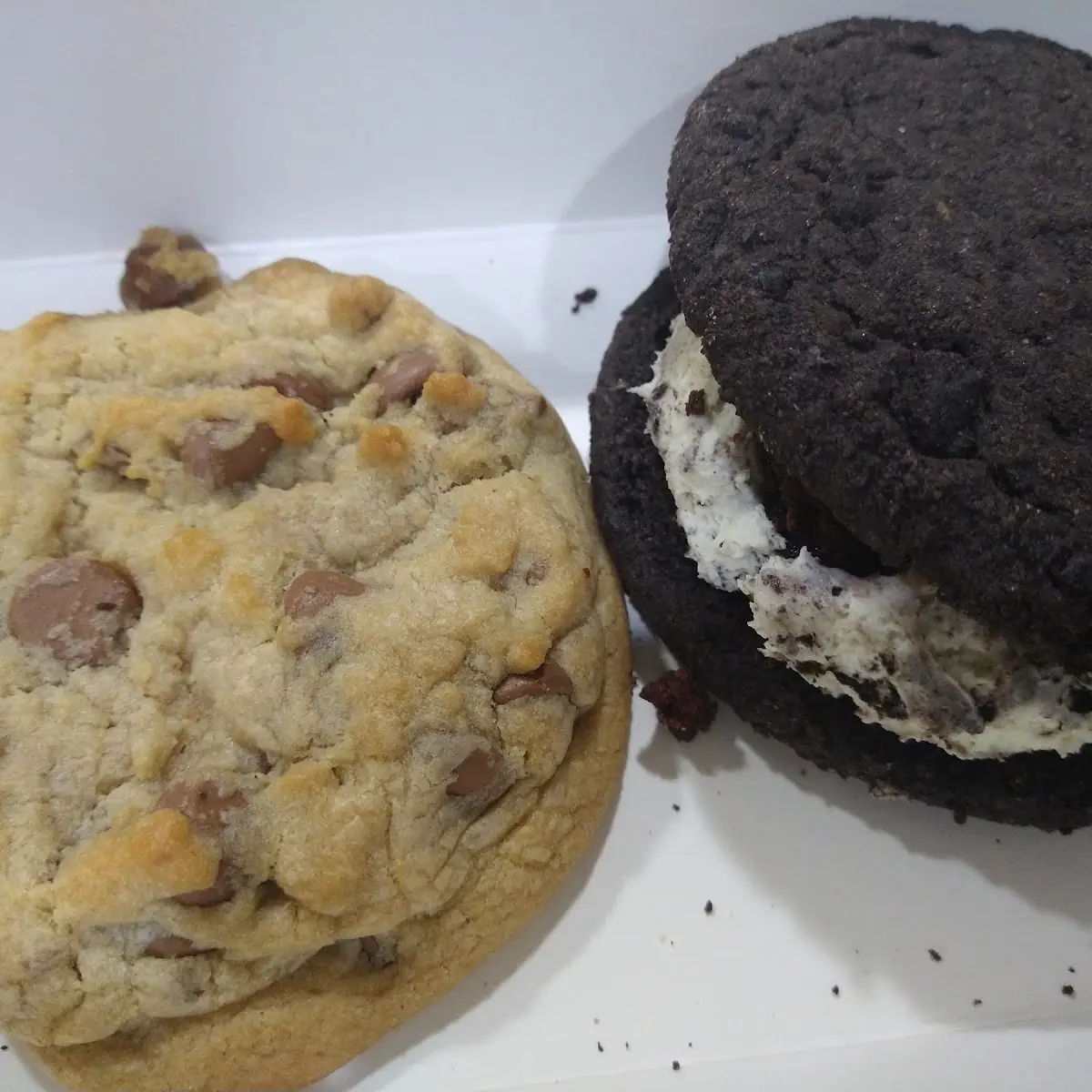 Chocolate Chip Cookie & Oreo Mallow Sandwich