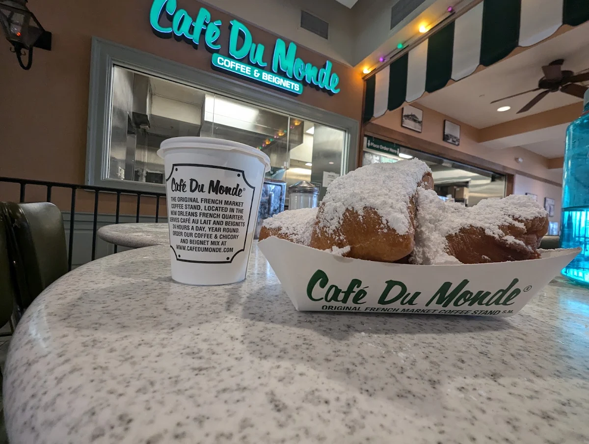 Beignets Y Café Americano