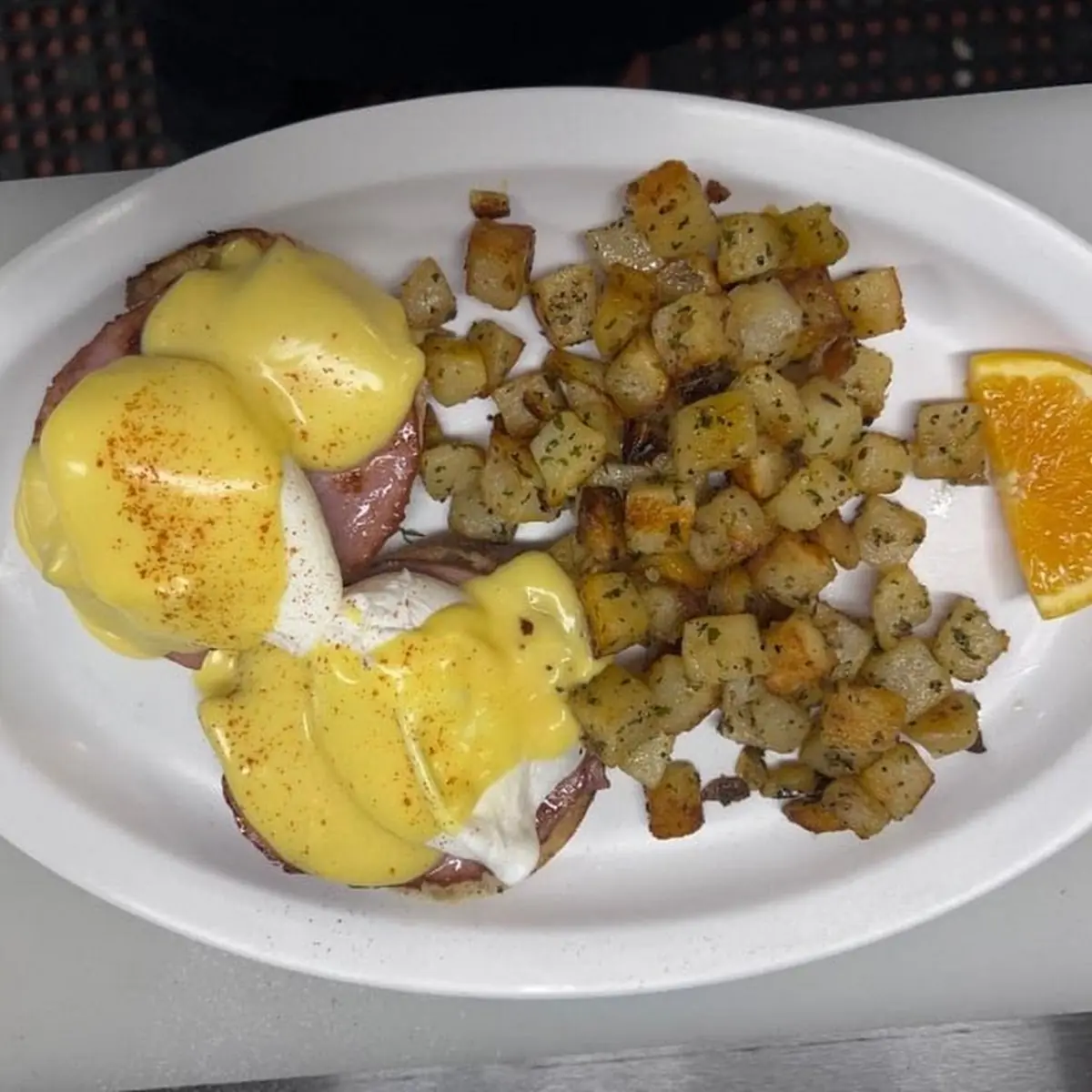 Crabby Benedict w Scrambled Eggs