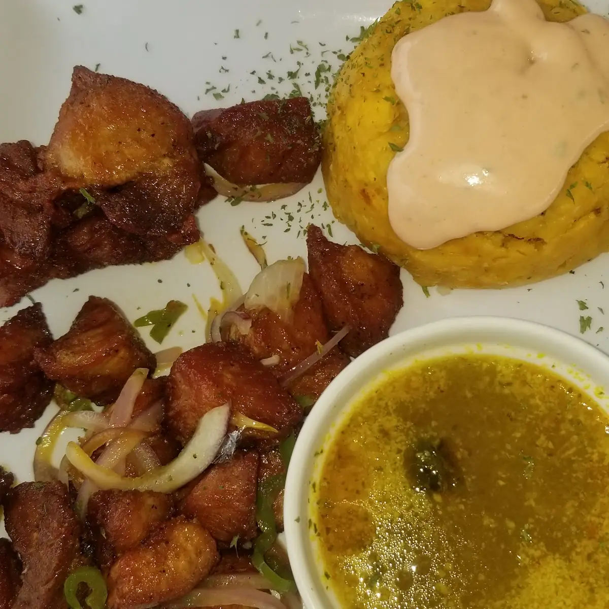 Mofongo Con Caldo Y Carne Frita