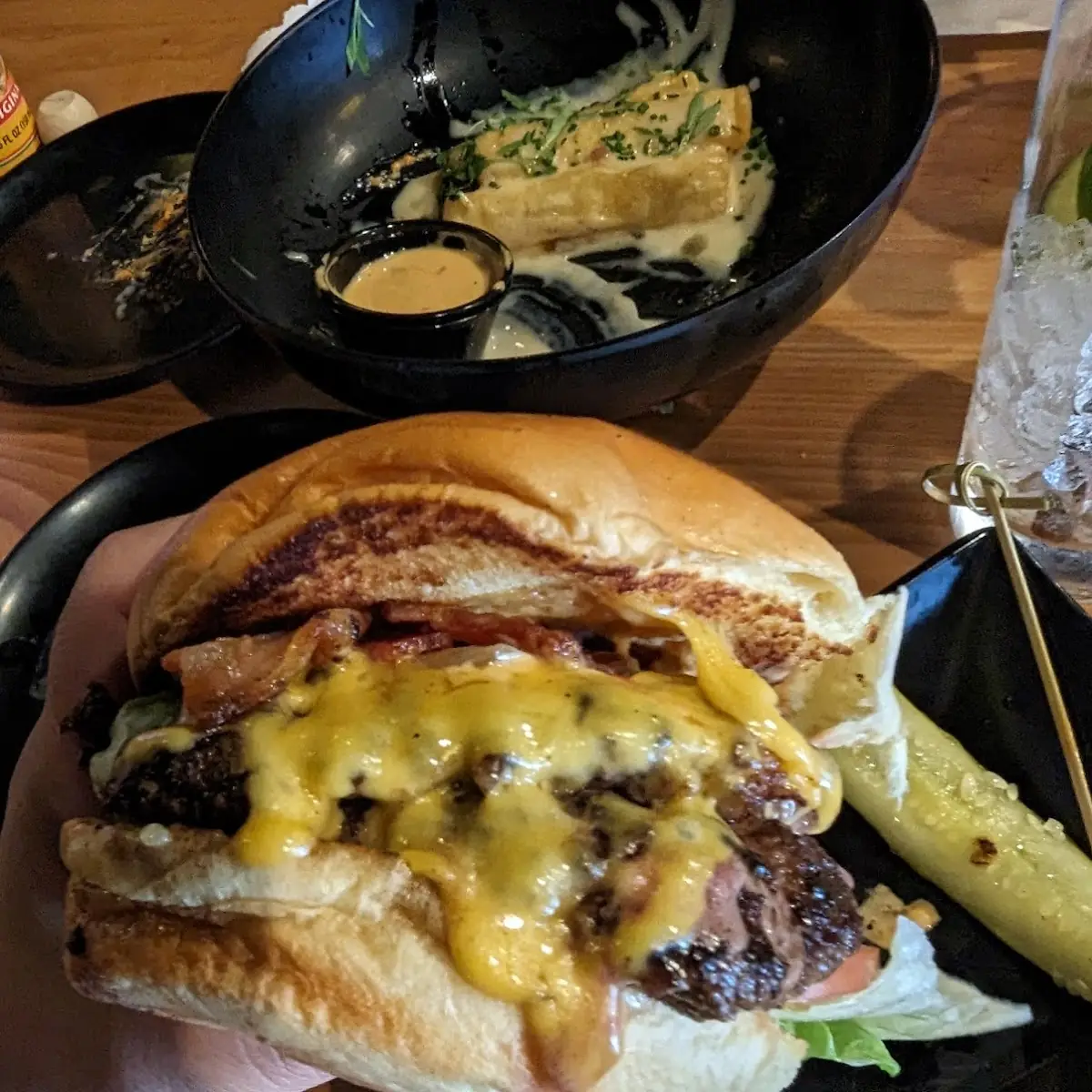 Cheeseburger w Dill Pickle