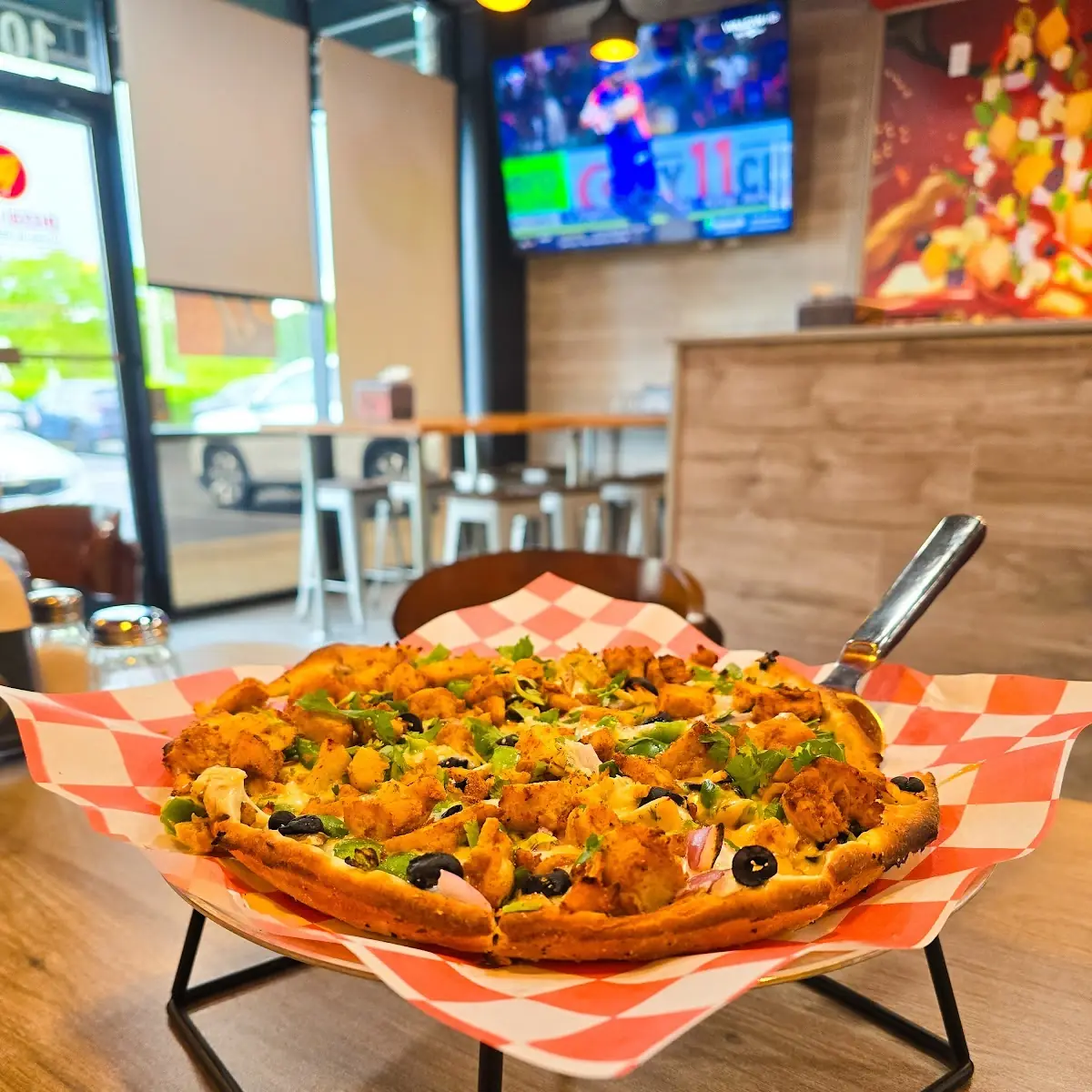Bombay Garlic Chicken Pizza