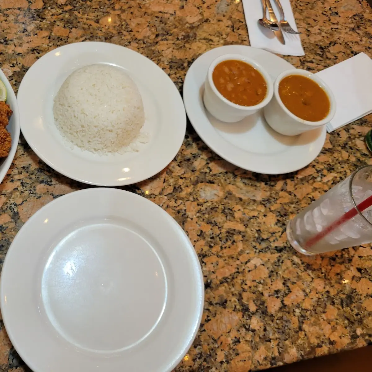 Chicharrones De Pollo Con Huesos Con Arroz Blanco