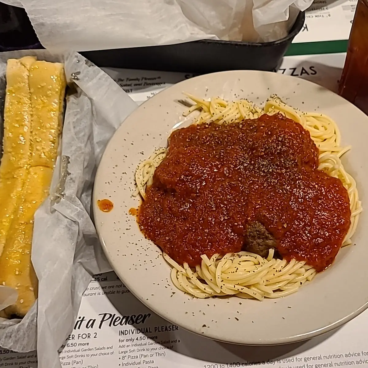 Spaghetti w Meatballs and Garlic Bread