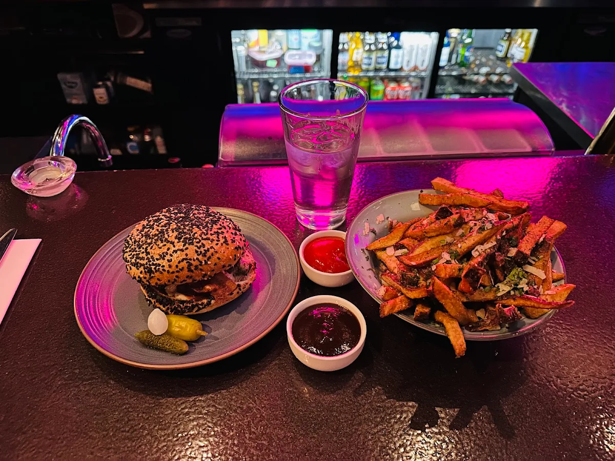 No 4 Burger, No. 4 Restaurant & Bar