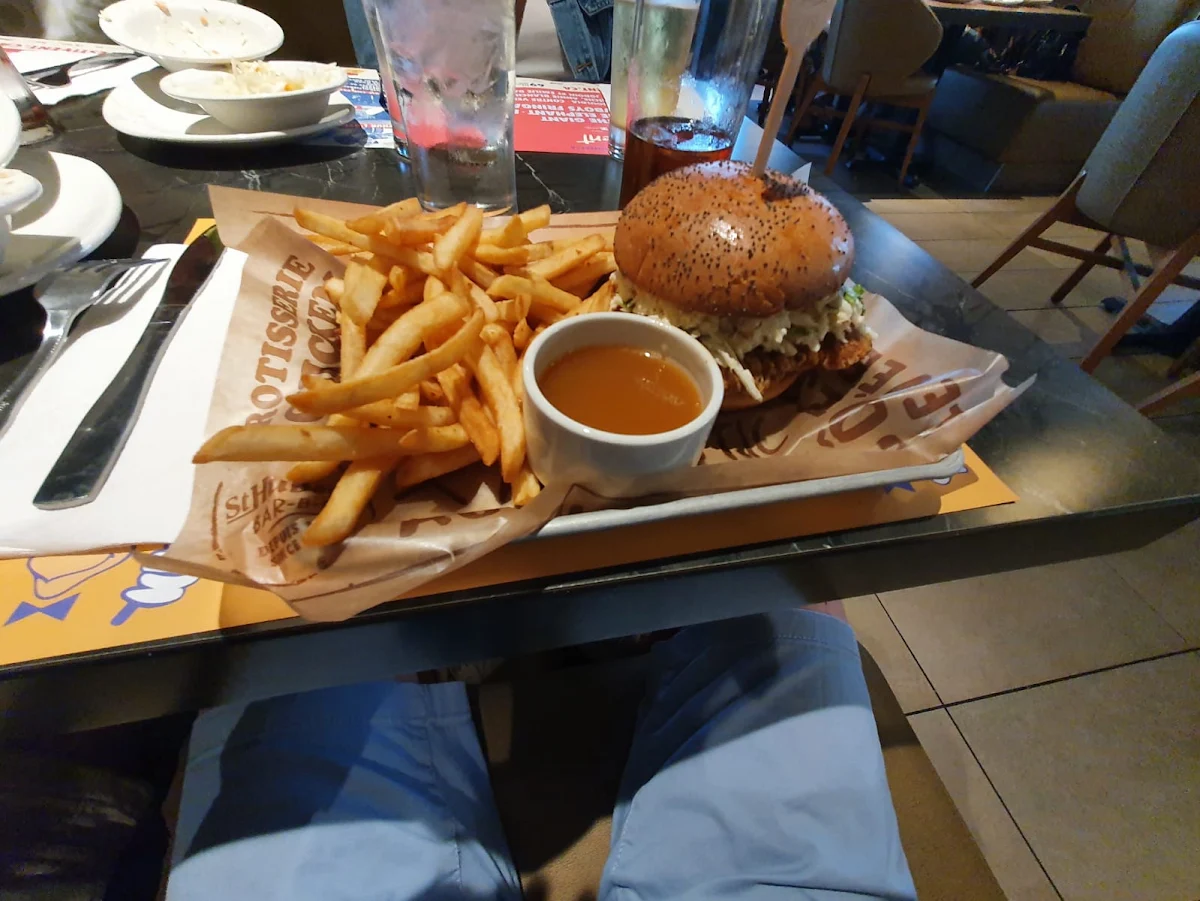 Cheeseburger St Hubert, Rôtisserie St-Hubert