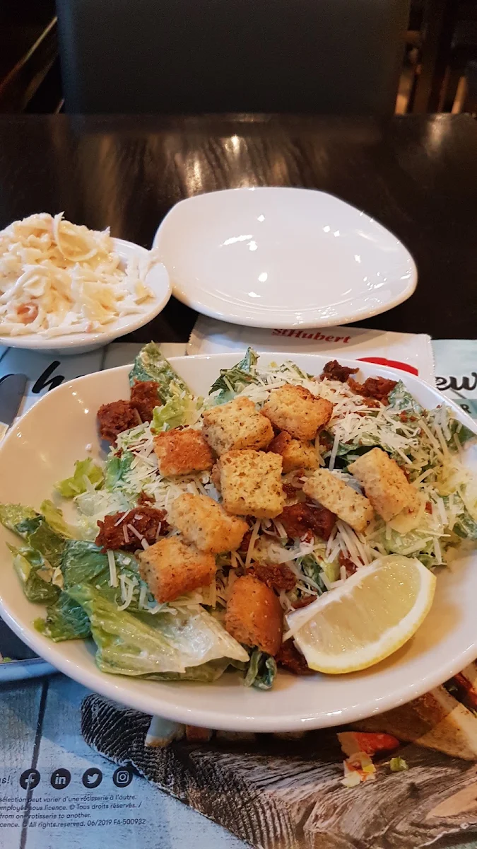 Salade César, Rôtisserie St-Hubert