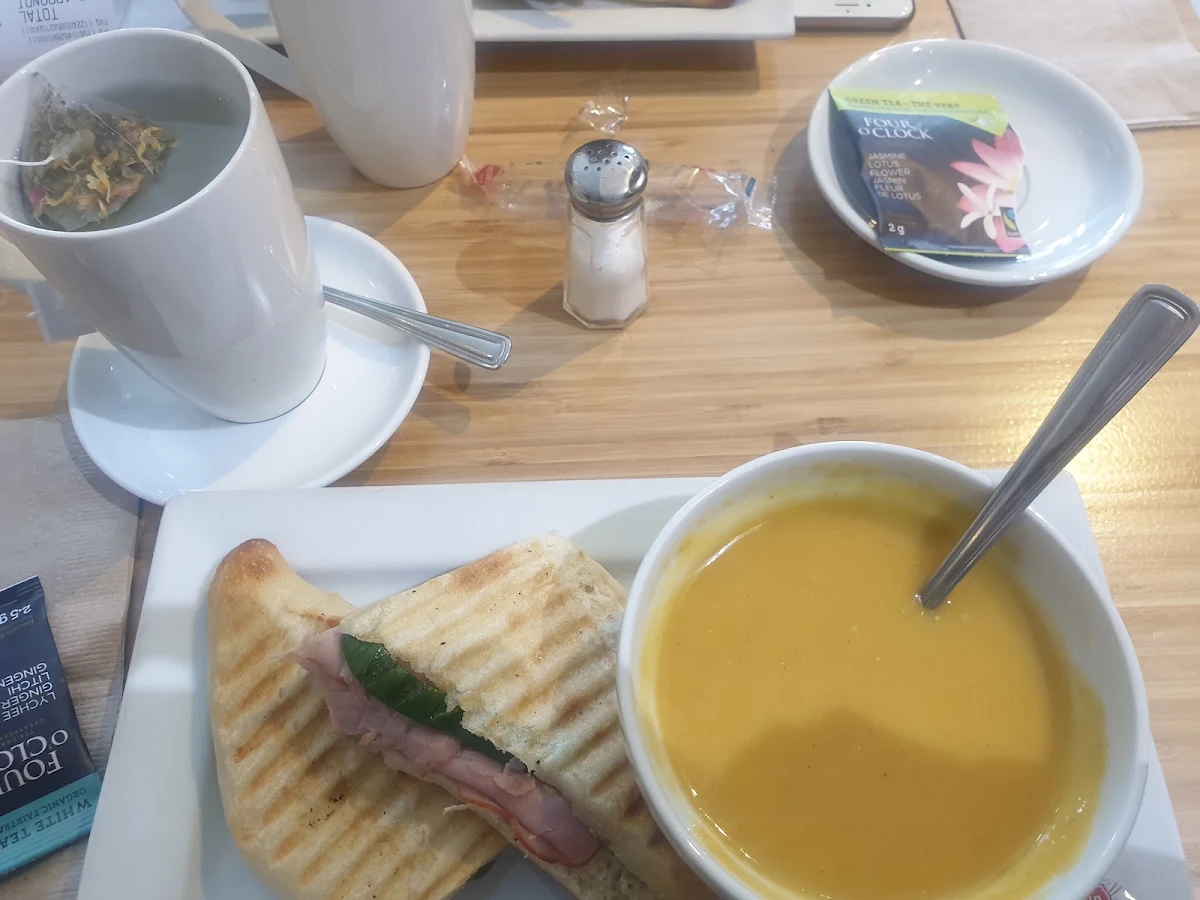 Potage À la Courge Et Sandwich Au Poulet