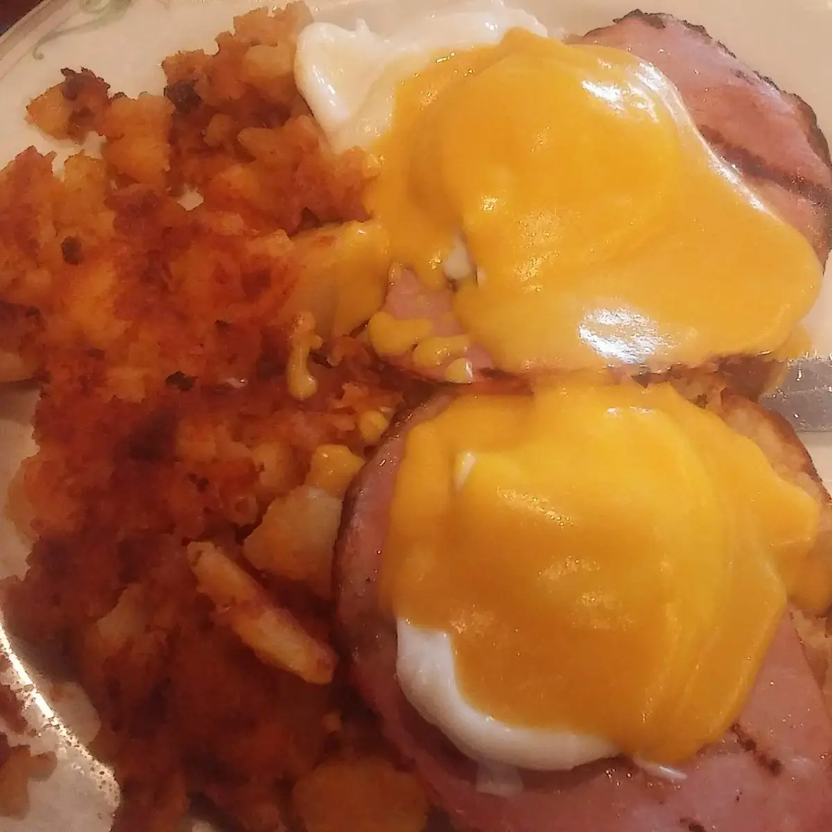 Eggs Benedict with Homefries De-Lish