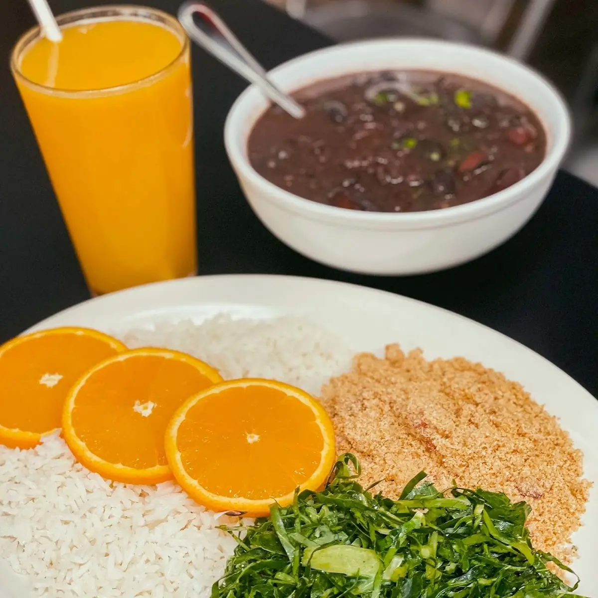 Feijão com bacon e calabresa