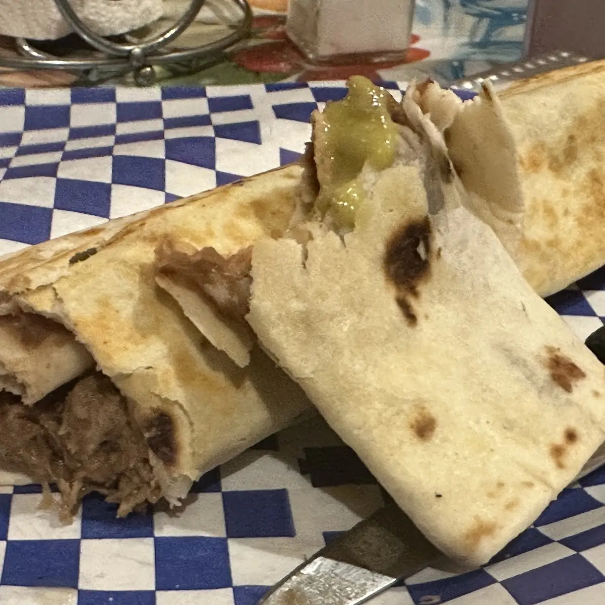 Burrito de Deshebrada Con Salsa Verde