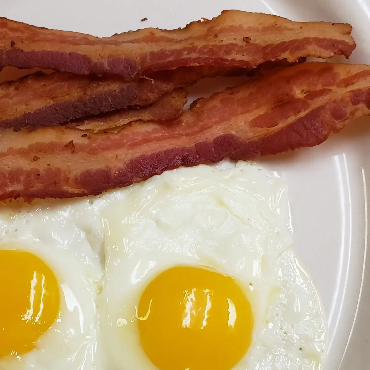 Sunny Side Up Eggs with Crispy Bacon
