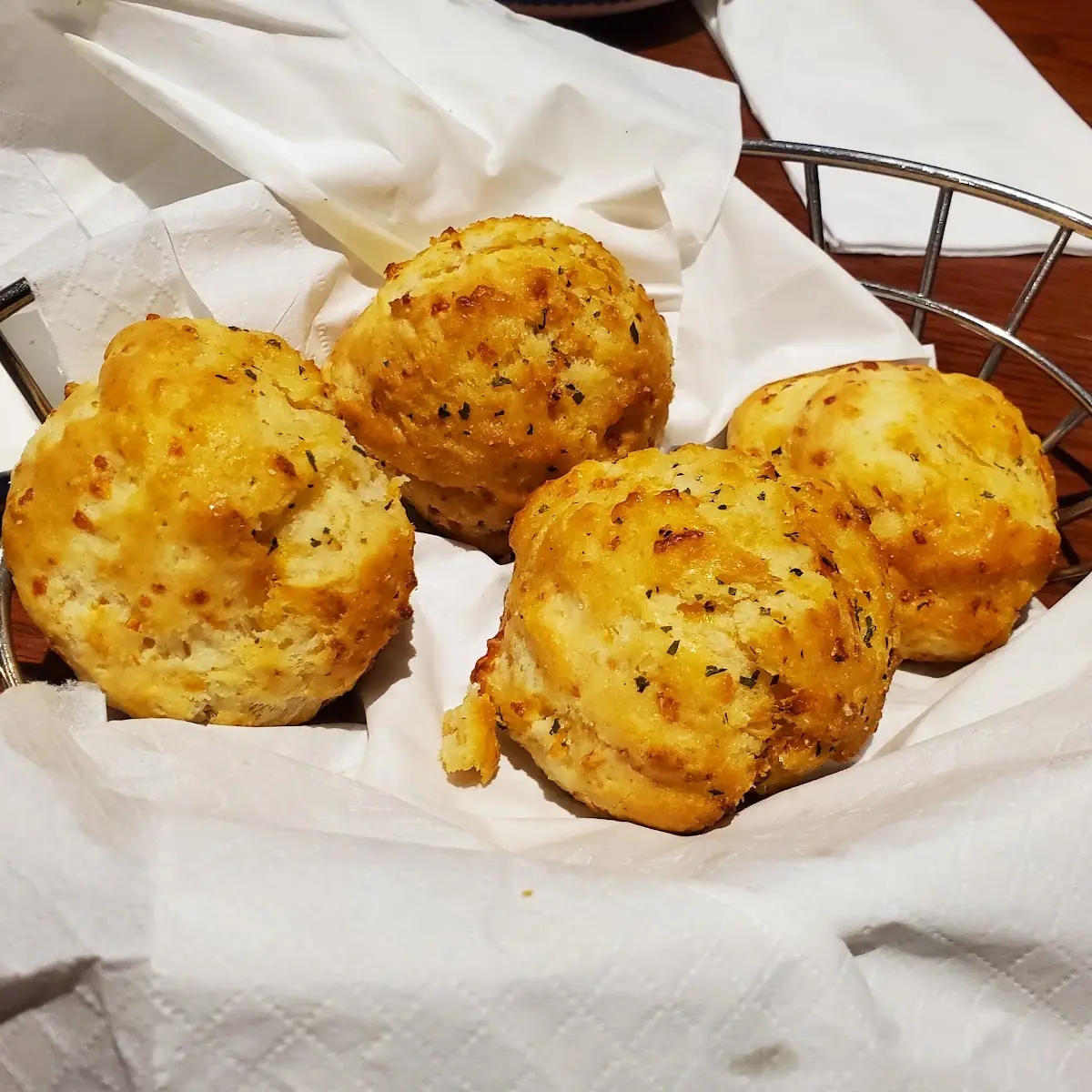 Endless Soup Salad & Cheddar Bay Biscuits
