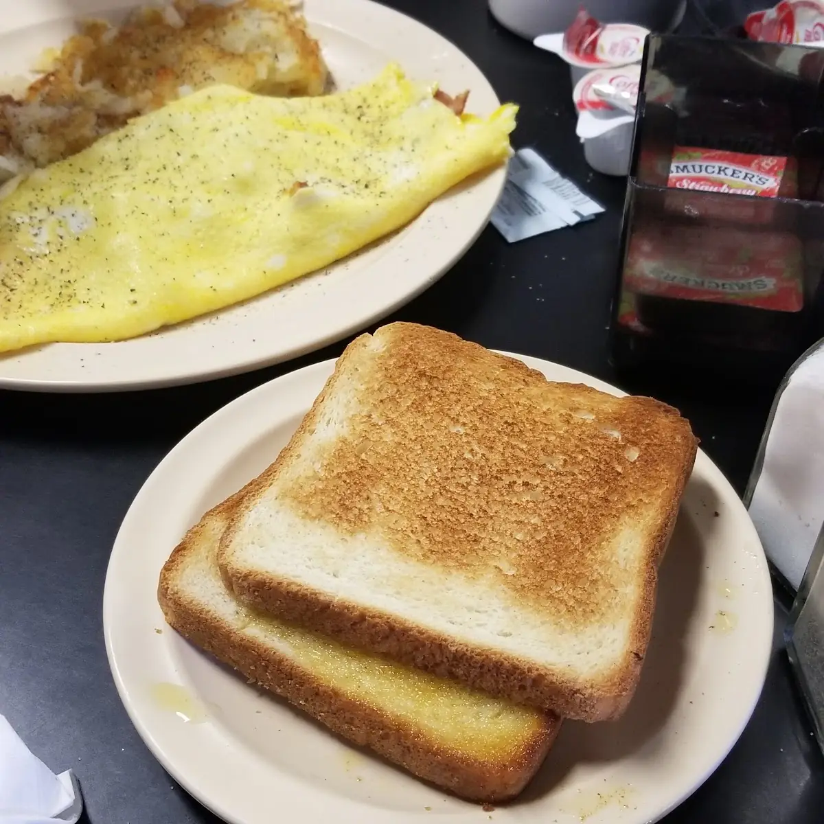 Omelette an Toast