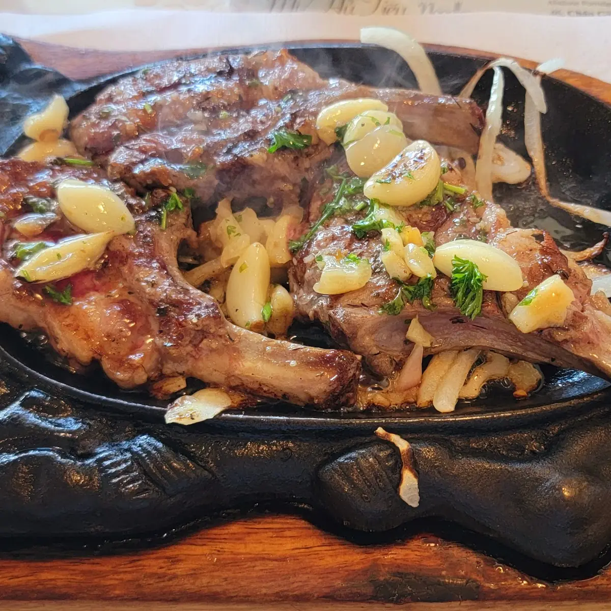 Lamb Chops with Garlic Sauce