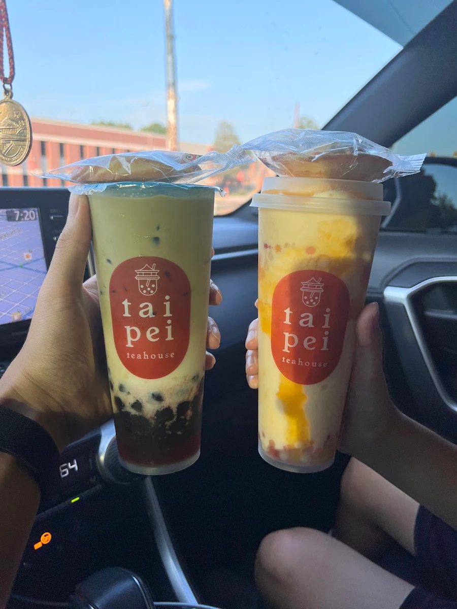 Strawberry Matcha with Tapioca Pearls