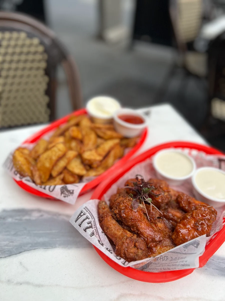 Monkeys Killer Wings, 3 Wise Monkeys Pub