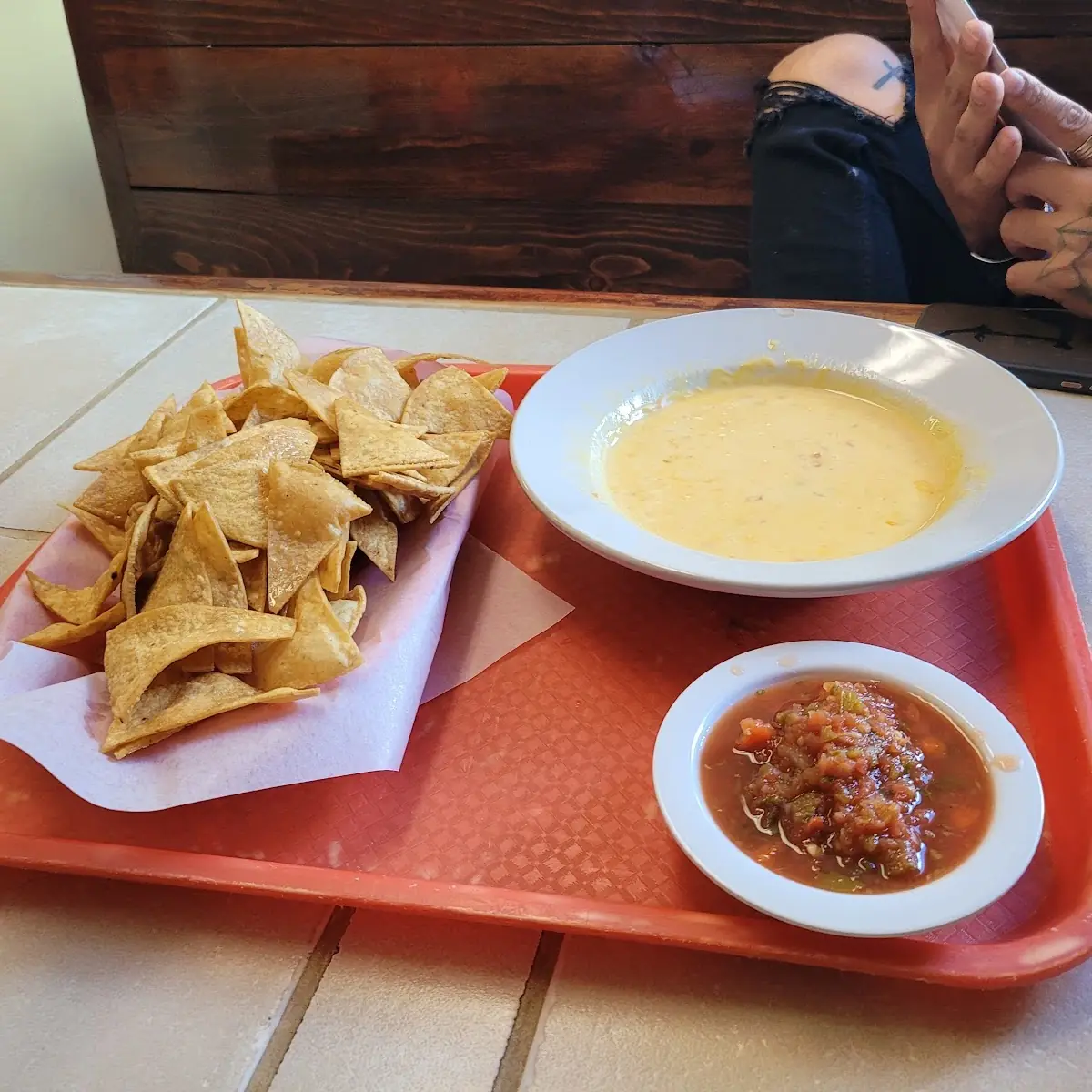 Chips Queso & Salsa