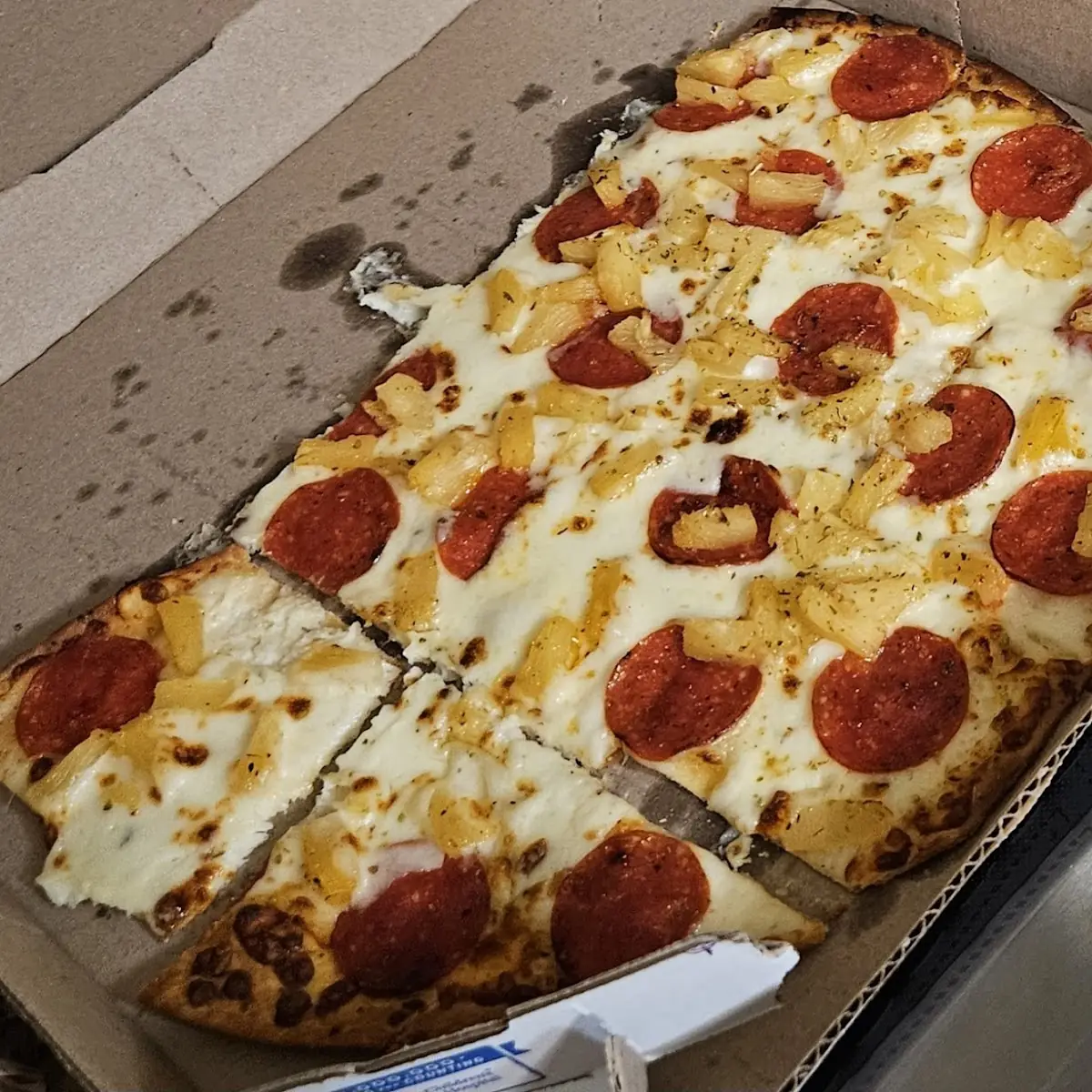 Thin Crust Alfredo Sauce Pepperoni w Pineapple Pizza