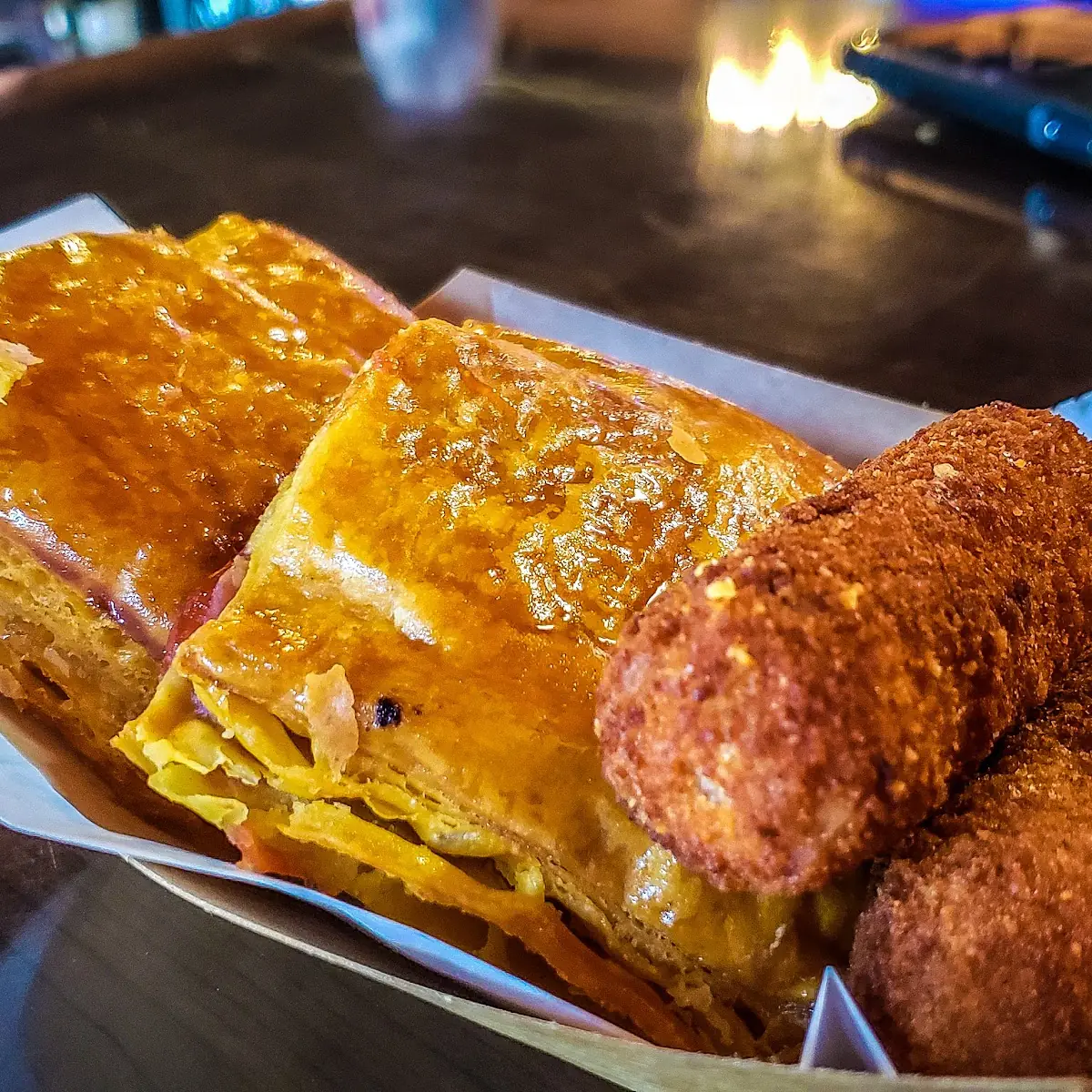 Pastelitos De Coco Y Guayaba Con Croquetas Jamón