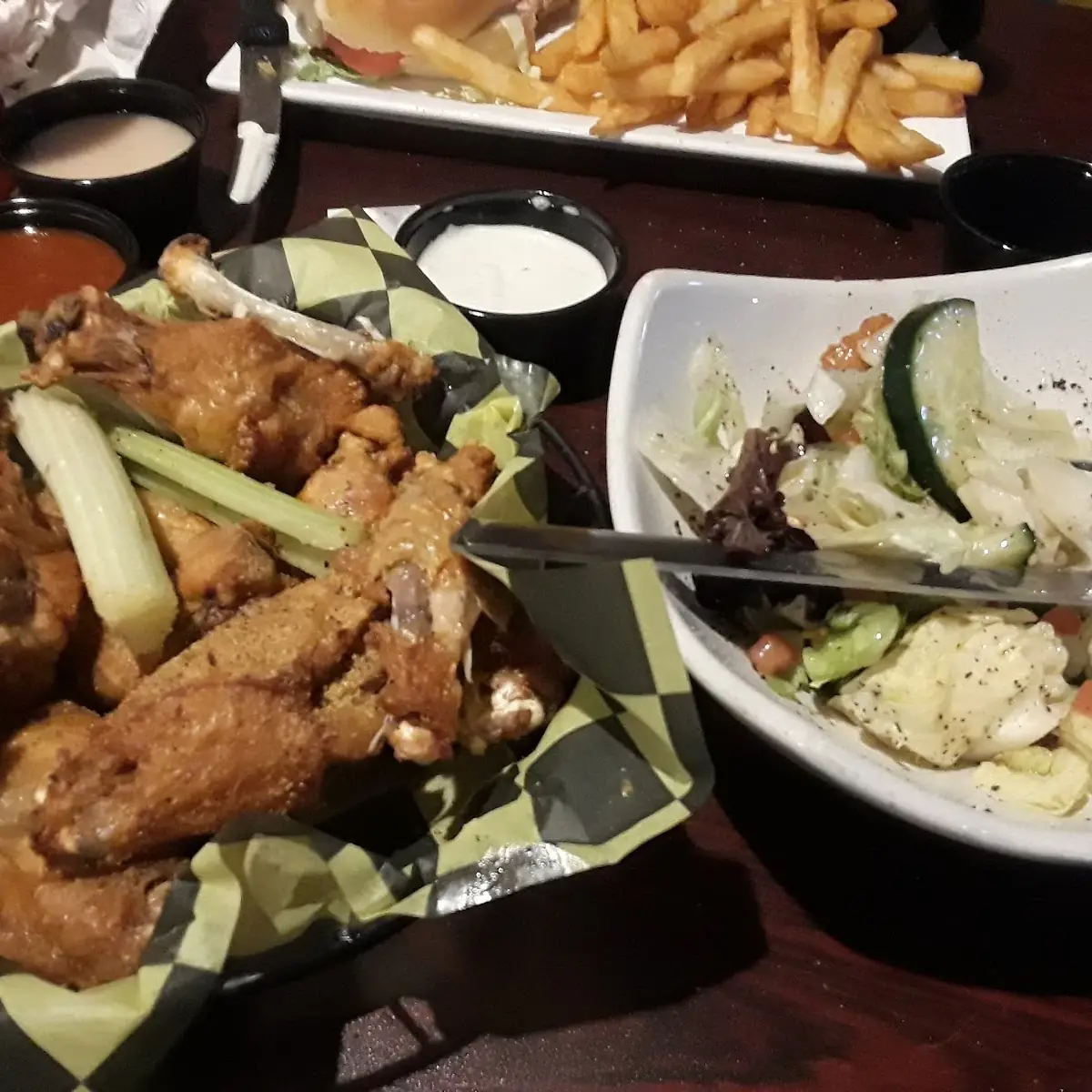 Garlic Parm Wings N Side Salad