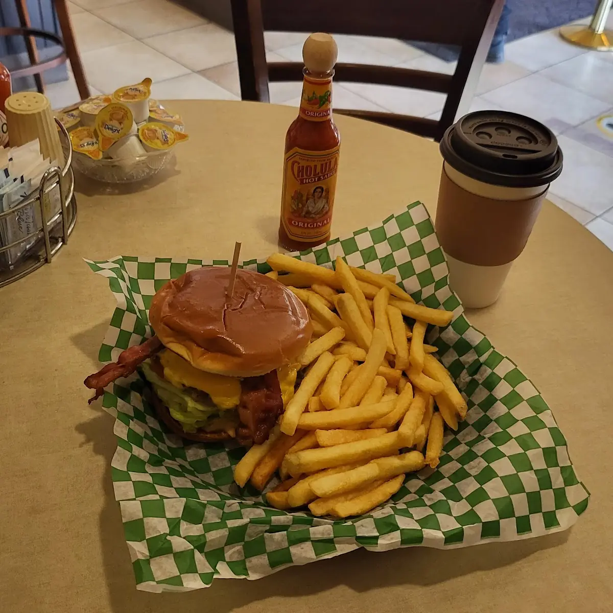 Natural Cheeseburger Combo Cheeseburger Is Very Hot I Really Want to Eat It