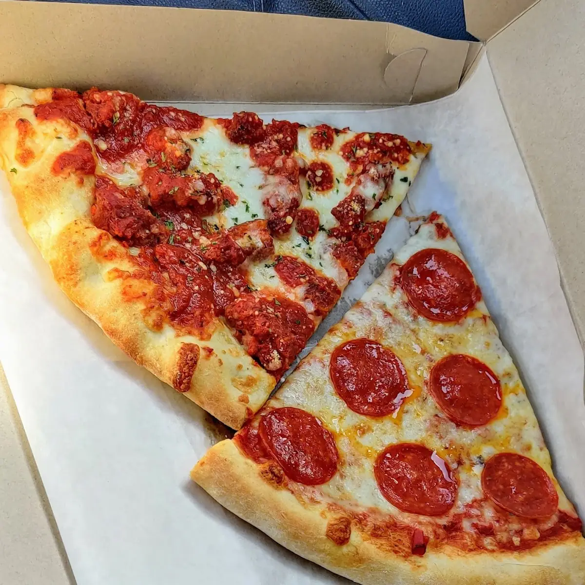 1 Large Cheese Pizza & 20 Wings (Daily Special)